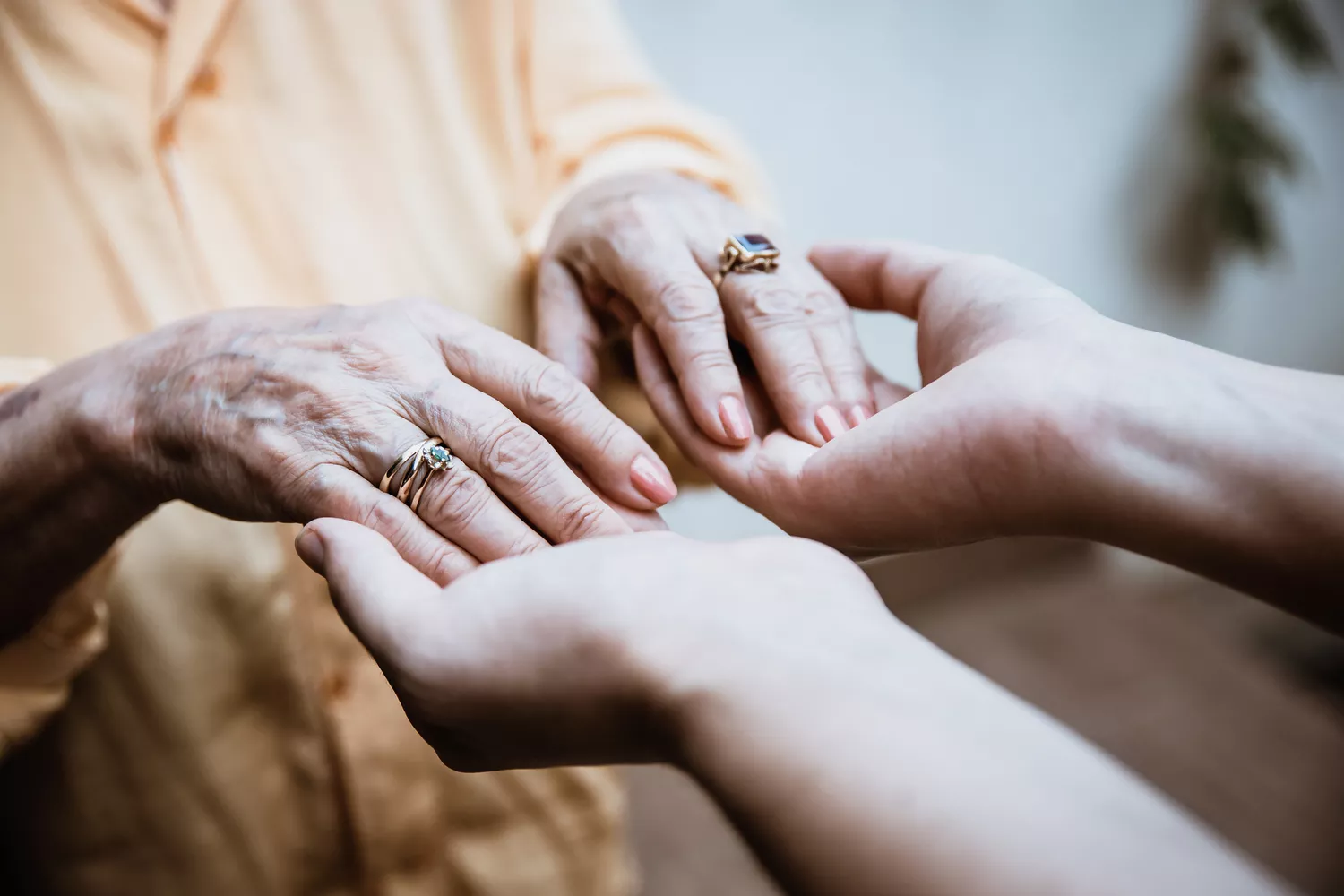 神經(jīng)學(xué)家測試一個(gè)人的手部反應(yīng)