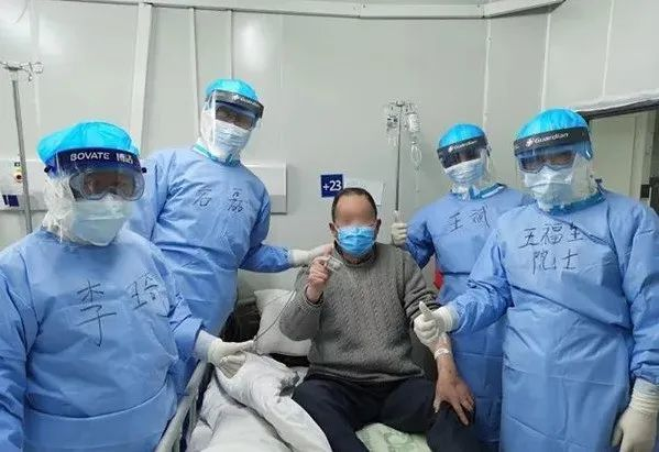 王福生院士和醫(yī)療人員