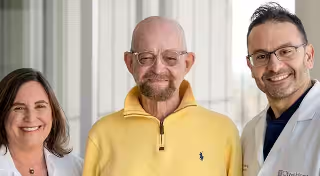 保羅·埃德蒙茲（Paul Edmonds）（中）自從經(jīng)過一項特殊治療后，癌癥和艾滋病毒均已痊愈