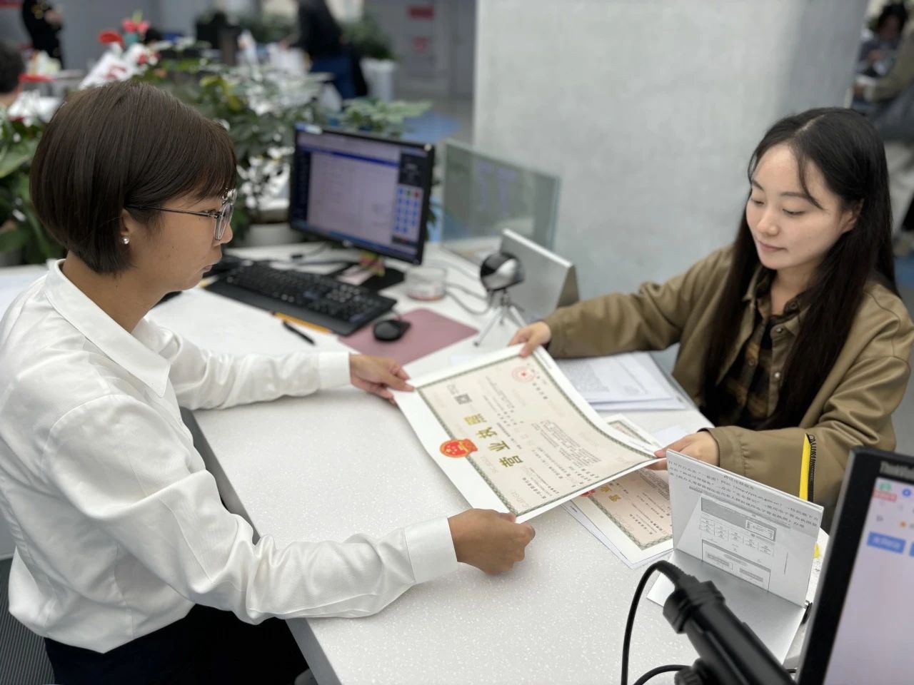 默克檢測(上海)有限公司的工作人員正在領(lǐng)取新的營業(yè)執(zhí)照