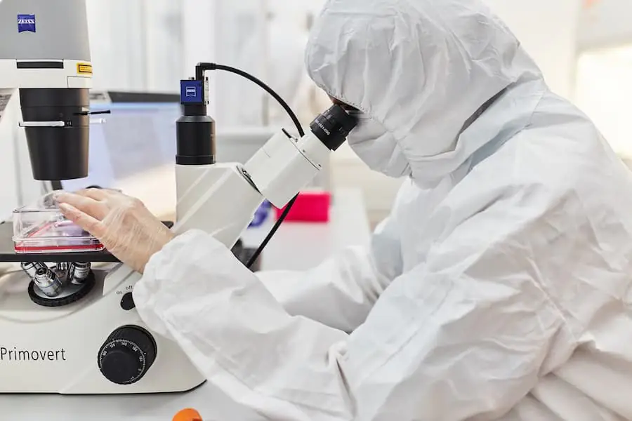 我們定期監(jiān)測神經(jīng)干細胞的狀況，以確保其活力和有效性。