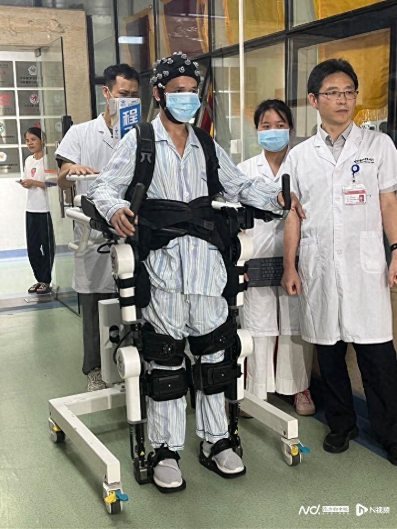 珠江醫(yī)院運動障礙腦機接口臨床研究病房，一名脊髓損傷患者在腦機接口技術(shù)的輔助下進行行走訓(xùn)練。