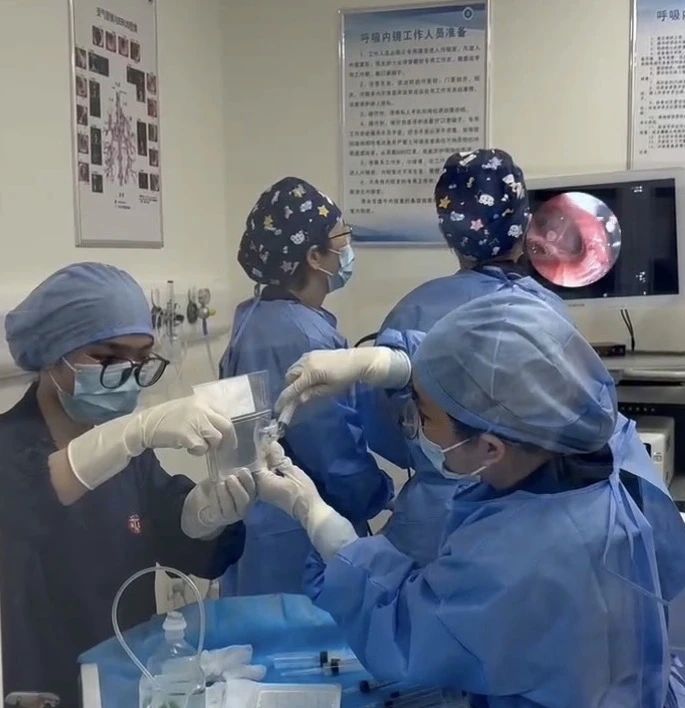 首例慢阻肺病患者順利完成干細(xì)胞治療，由瑞金醫(yī)院周敏教授(左二）完成支氣管鏡給藥操作