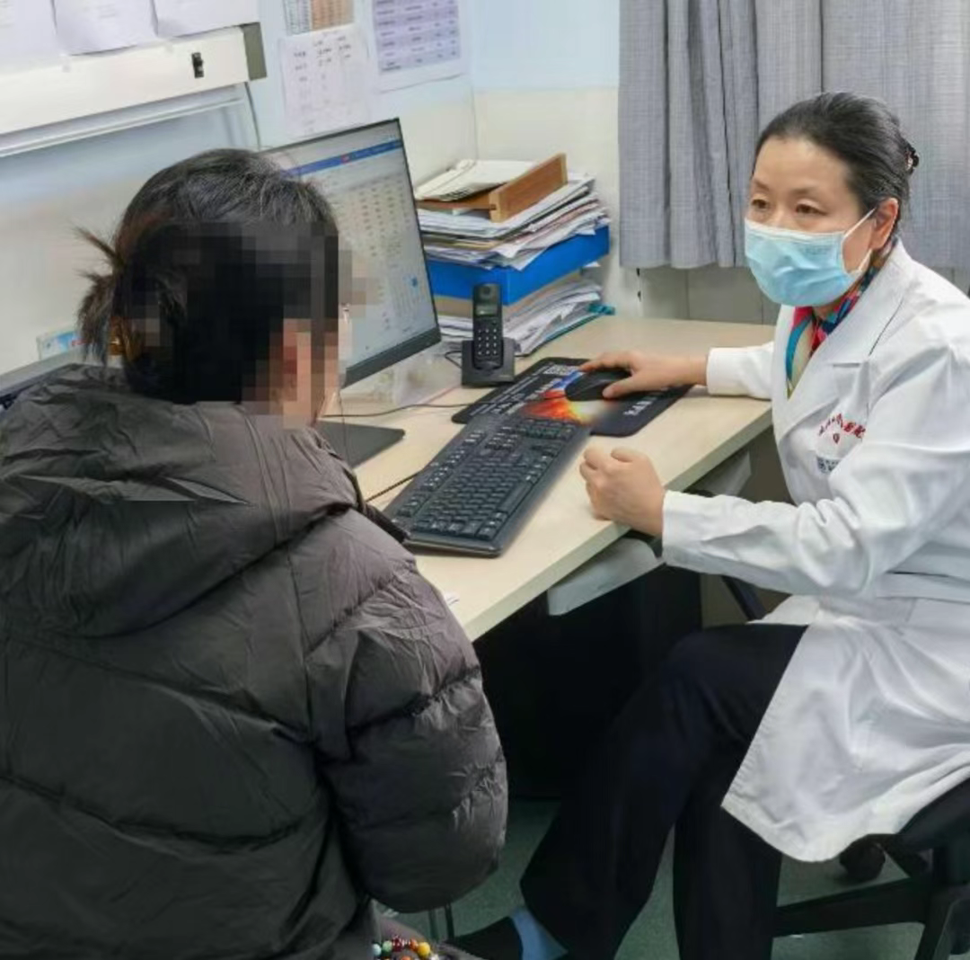 血液內(nèi)科主任周芙玲坐診中